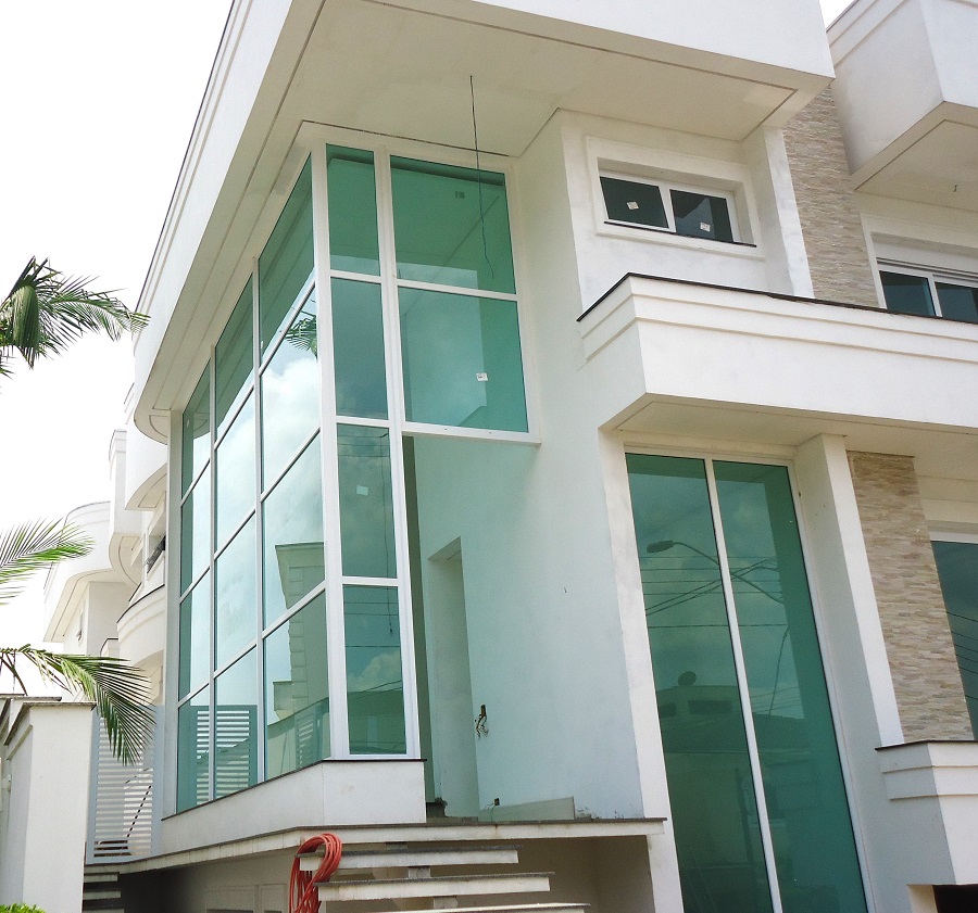 Casa com esquadrias de PVC cor branca