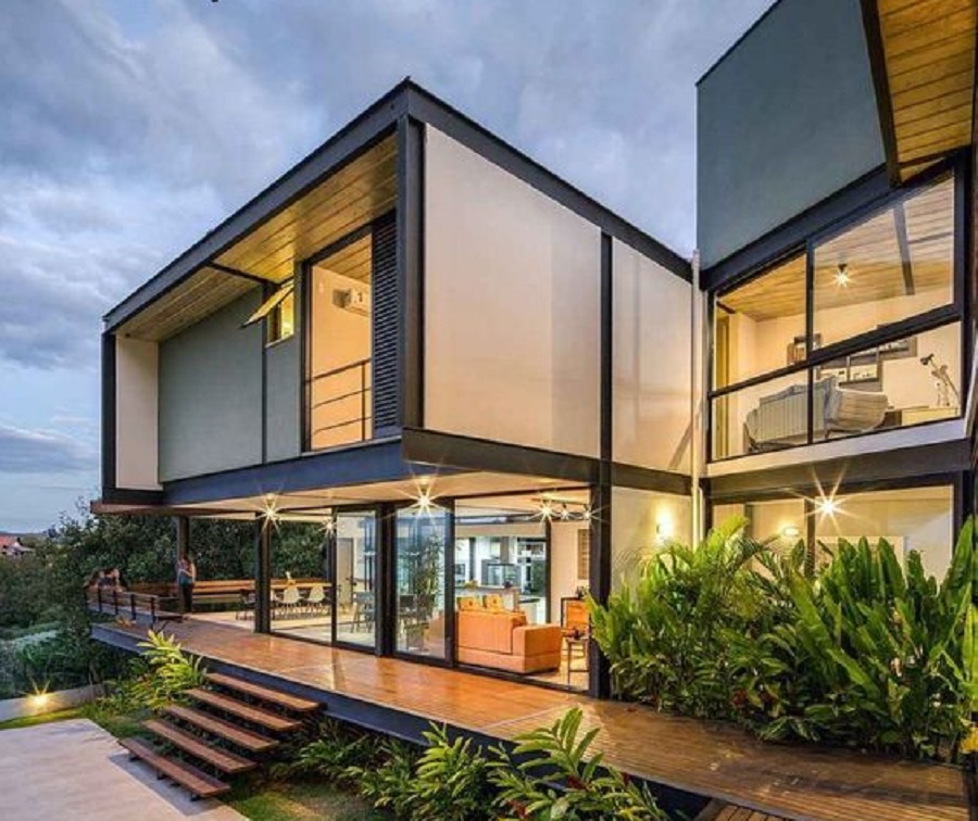 Casa com esquadrias PVC cor preta