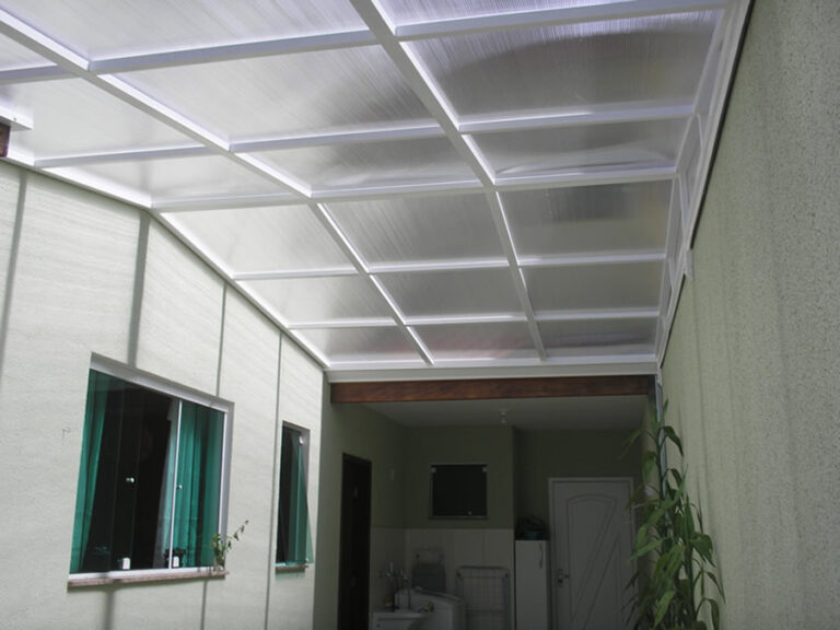 cobertura-em-policarbonato-alveolar-cristal
