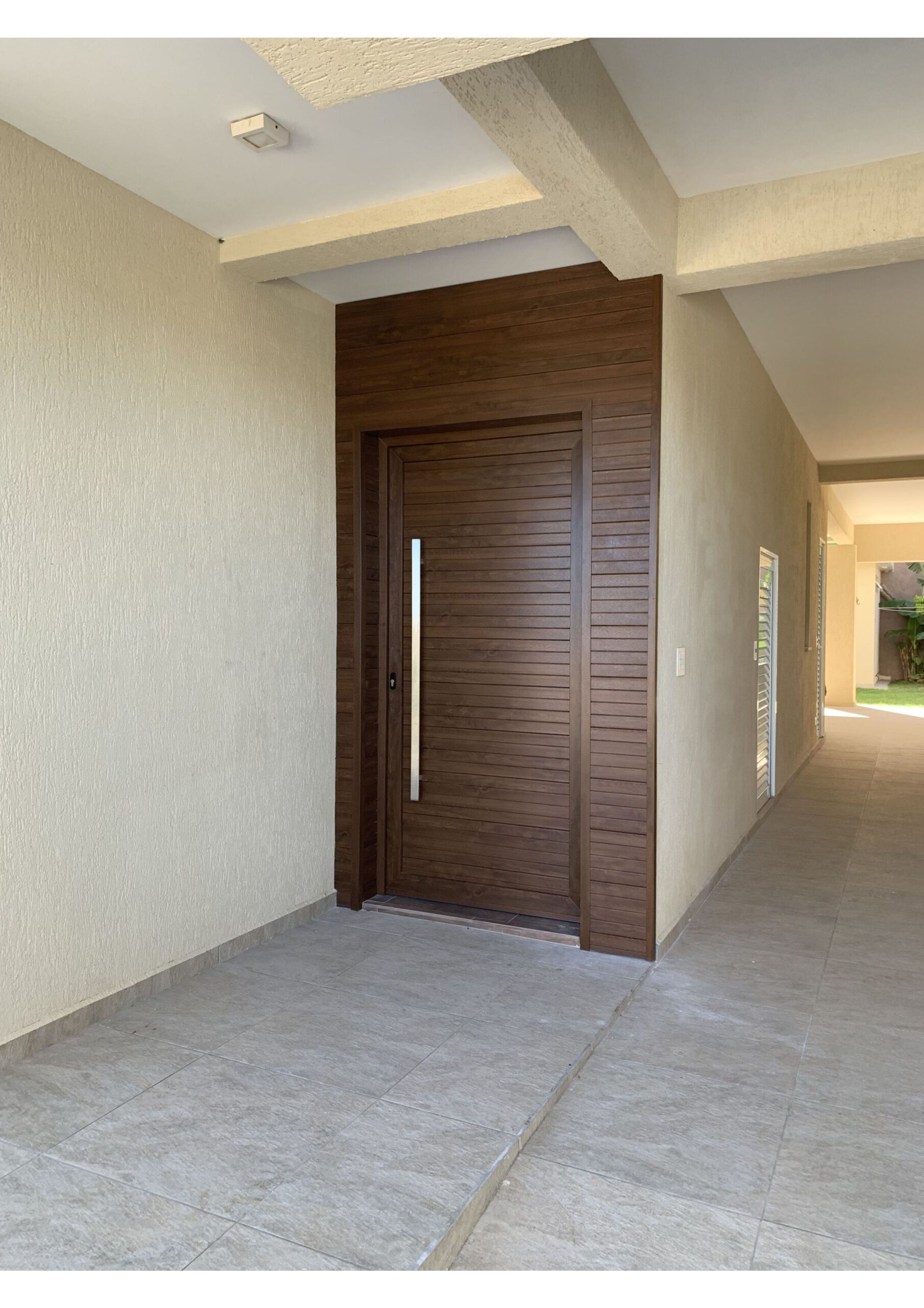 Porta de PVC de entrada em residência